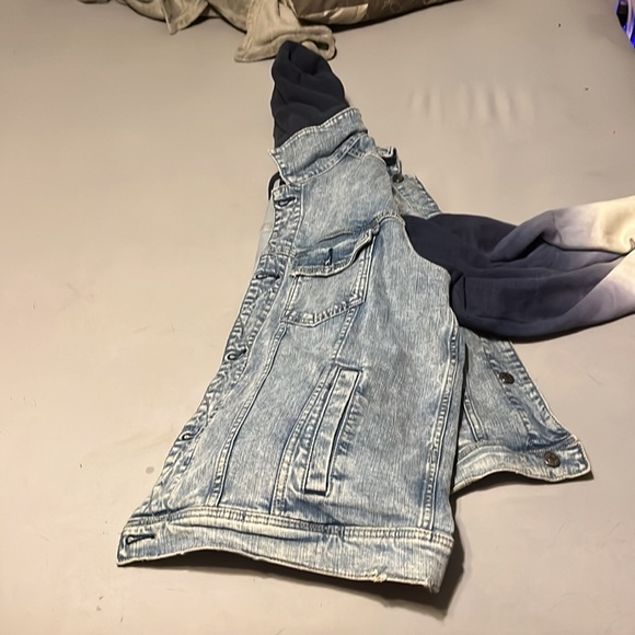 It hasn’t been worn much and it’s practically brand new - Picture 2 of 3